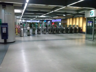 Salle des échanges à l'arrivée à Nation